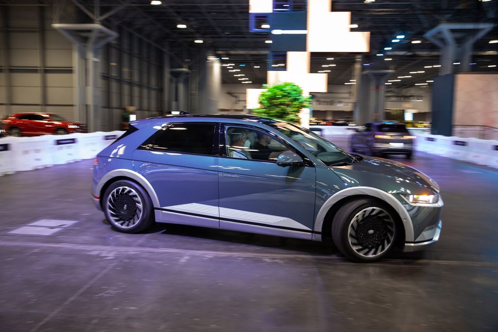 oh my god twitter doesn’t include alt text from images in their API