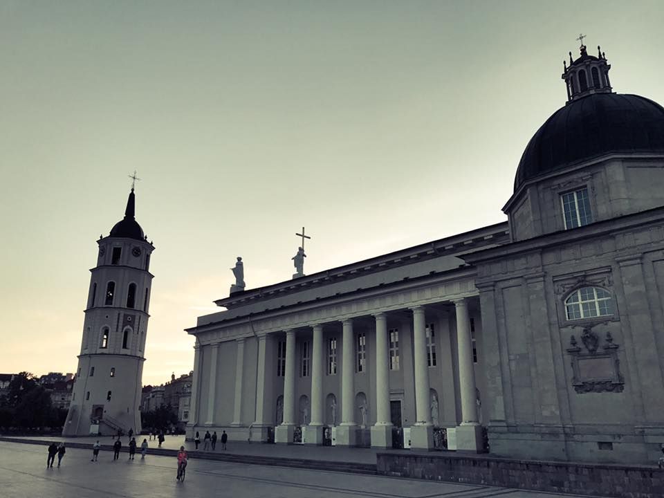 oh my god twitter doesn’t include alt text from images in their API